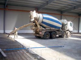 Pouring floors in the warehouse logistics city of Irpen